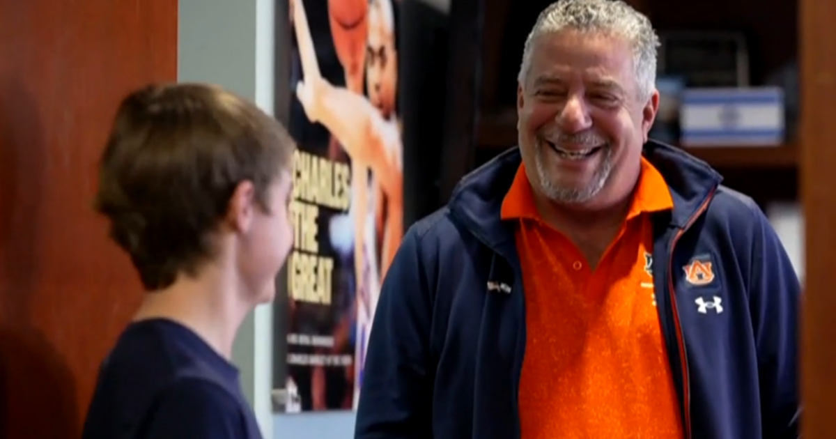How a student’s friendship with Auburn coach Bruce Pearl gave him the strength to beat leukemia [Video]
