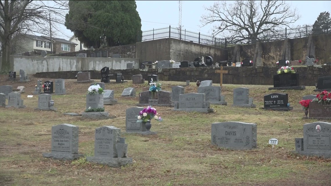 Families upset after Fort Smith cemetery removes personal items [Video]