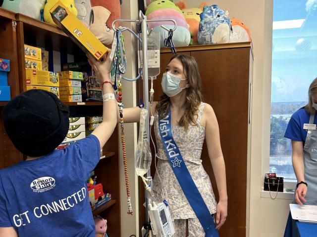 Teen cancer survivor uses her Make-A-Wish to give back [Video]