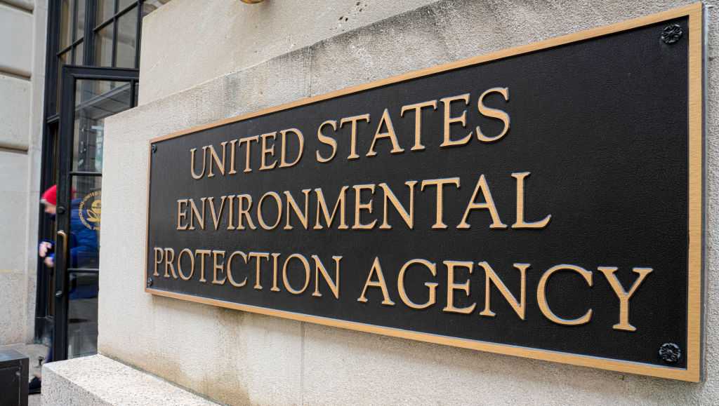 EPA bans asbestos, a deadly carcinogen still in use decades after a partial ban was enacted [Video]