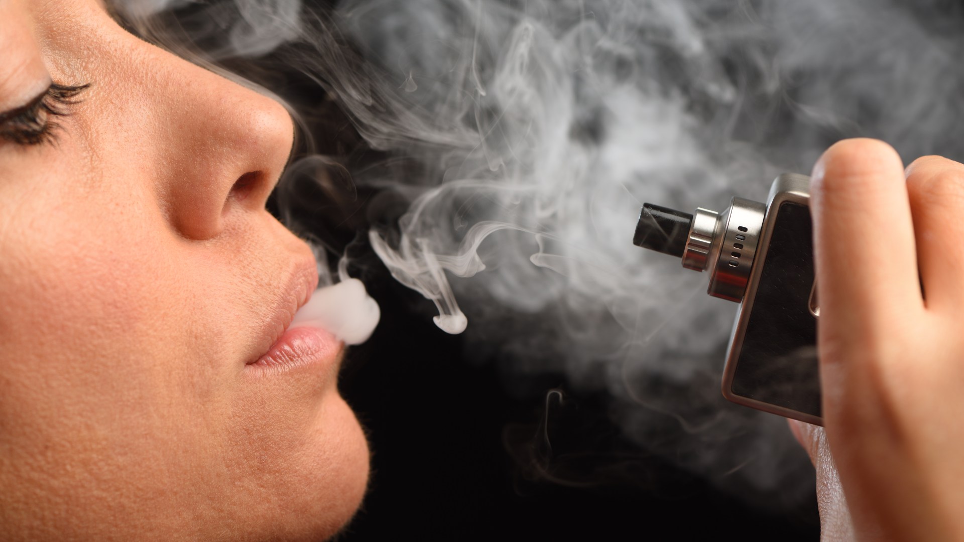 Vapers suffer ‘similar’ DNA damage to smokers – and it’s linked to lung cancer [Video]