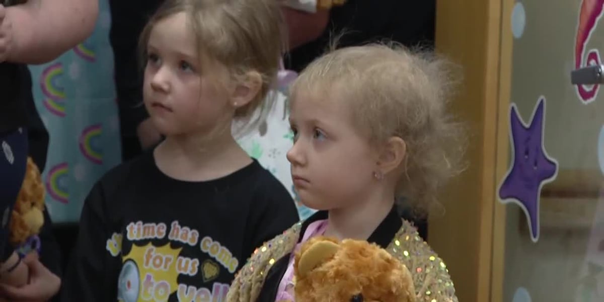 5-year-old with leukemia receives special celebration for final chemo treatment [Video]