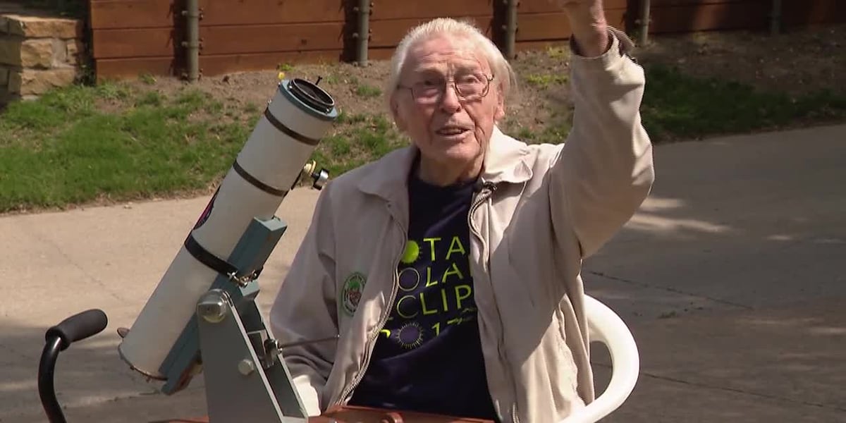 105-year-old watches solar eclipse with daughter 61 years after their first one [Video]