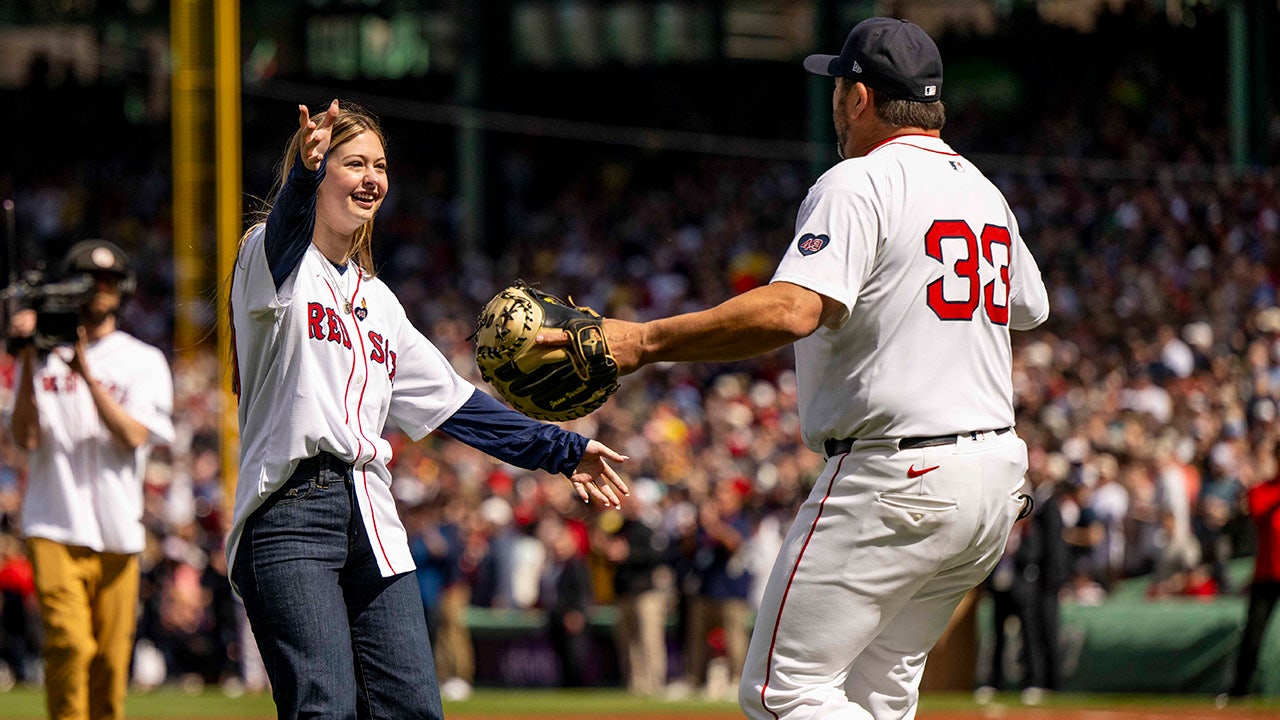 Tim Wakefield’s daughter throws out first pitch in Red Sox’s first home game since father’s death [Video]