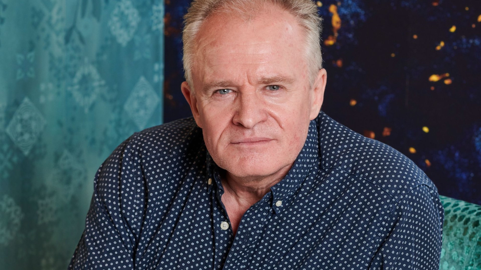 Ex-EastEnders star Bobby Davro returns to the stage after having a stroke and gets standing ovation from cheering crowd [Video]
