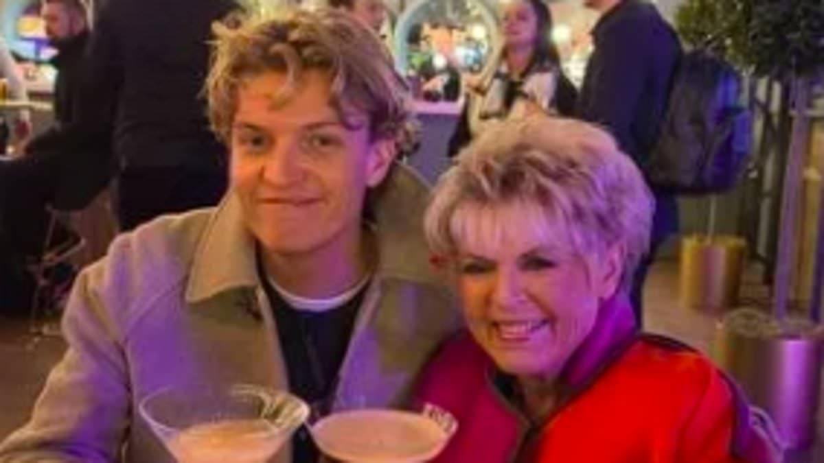 Gloria Hunniford reveals her grandson will marry in the same church as her late daughter Caron Keating – 20 years after her tragic death from cancer [Video]