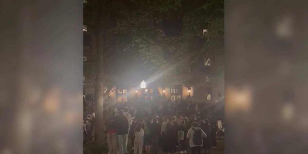RAW: Students at Columbia University chant during Pro-Palestine protest [Video]
