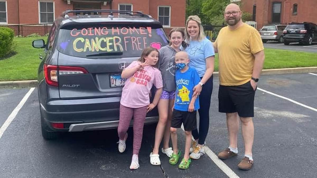 Heartwarming moment Illinois second grader is welcomed home from hospital to cheering crowds after beating blood cancer [Video]