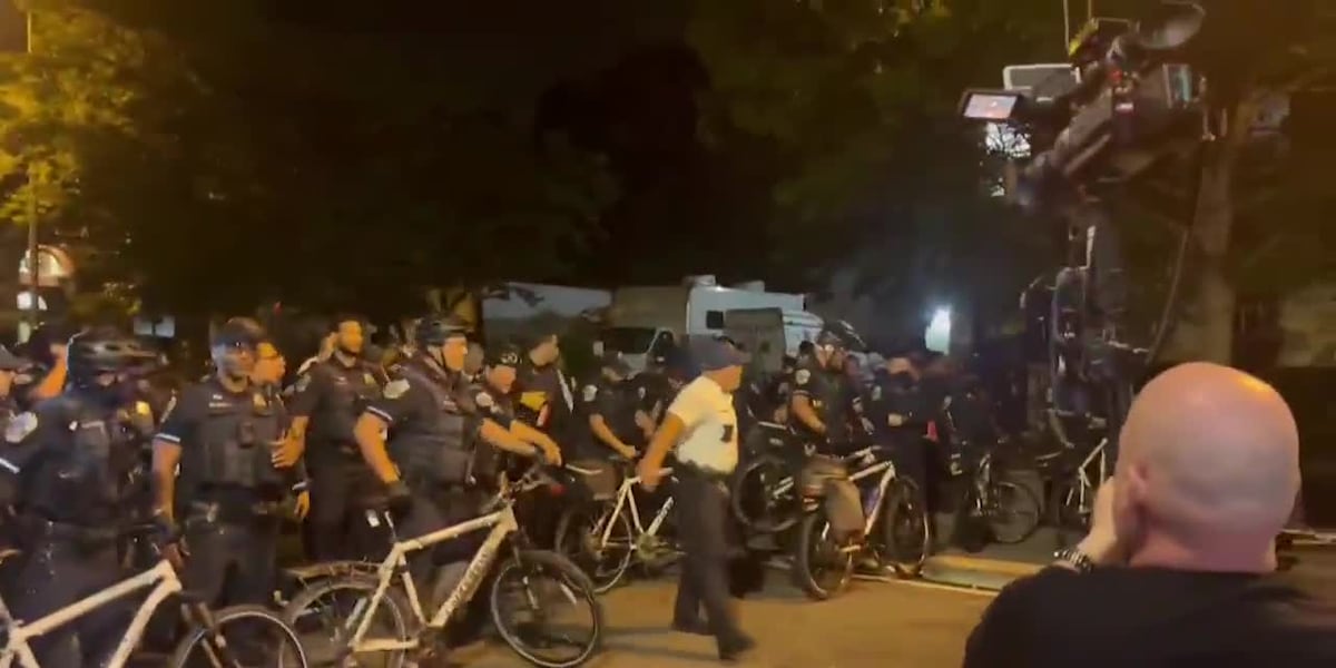 RAW: George Washington University protesters, police face off [Video]