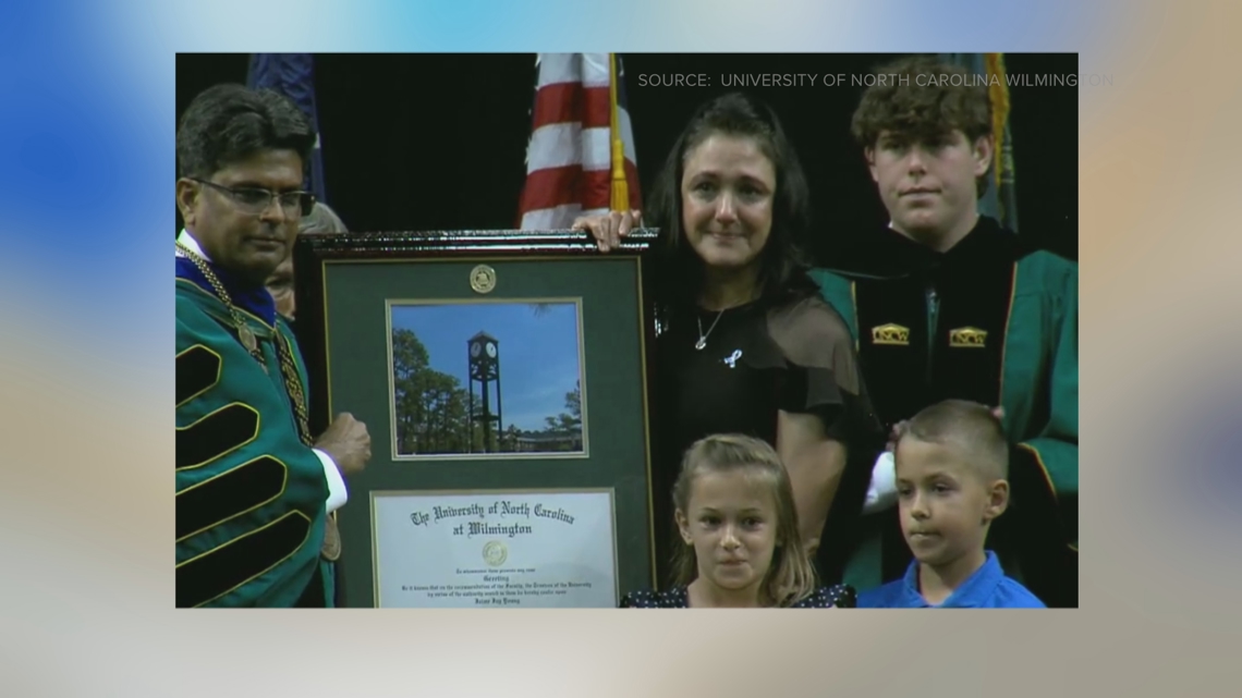 UNCG officer’s family accepts his master’s degree after death [Video]