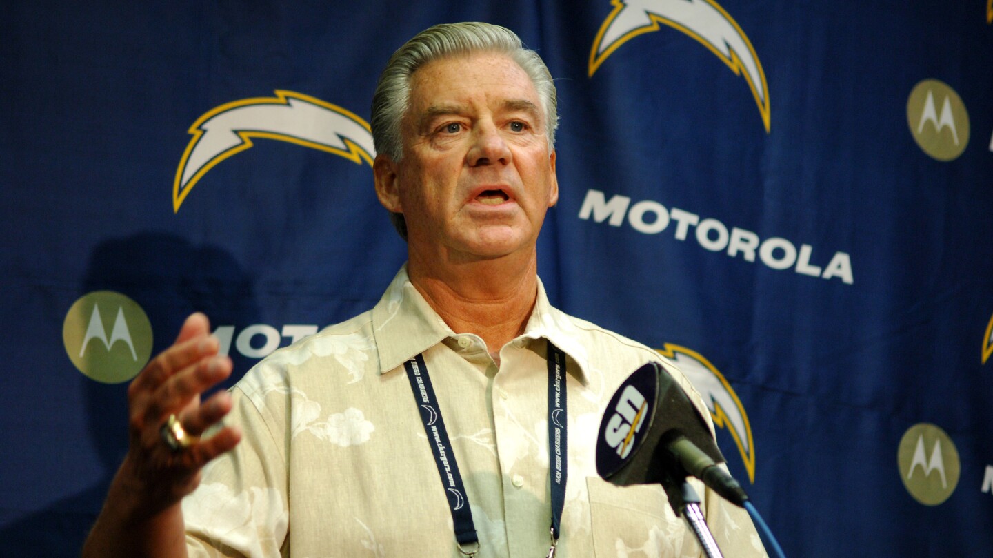 Former Chargers General Manager A.J. Smith dies at 75 [Video]