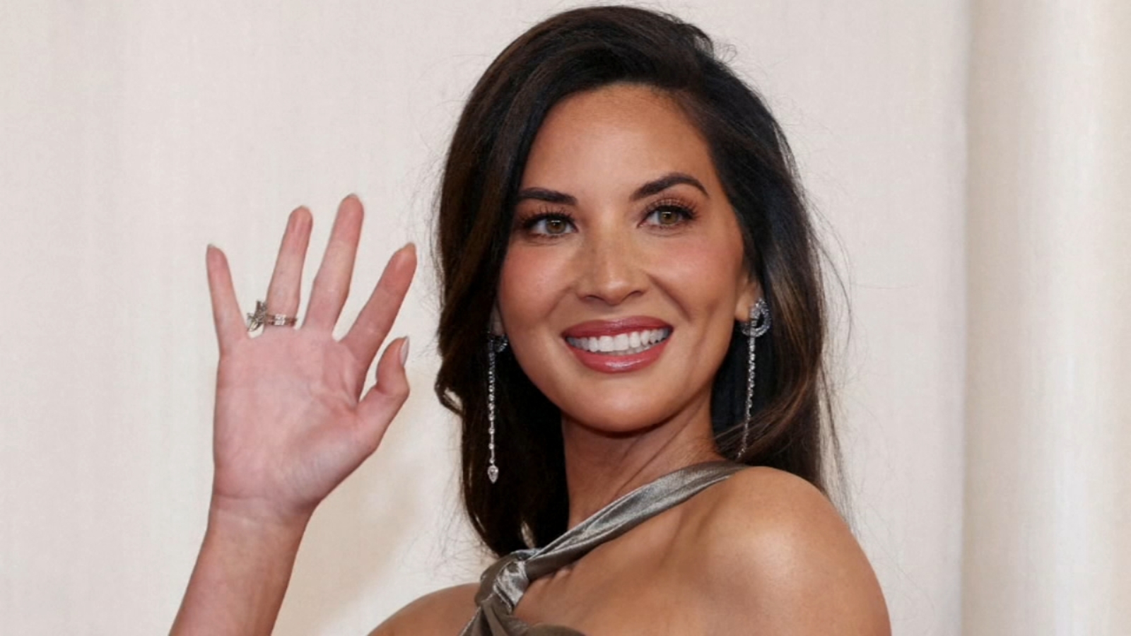 Olivia Munn shares she had full hysterectomy just months after revealing double mastectomy, luminal b breast cancer diagnosis [Video]