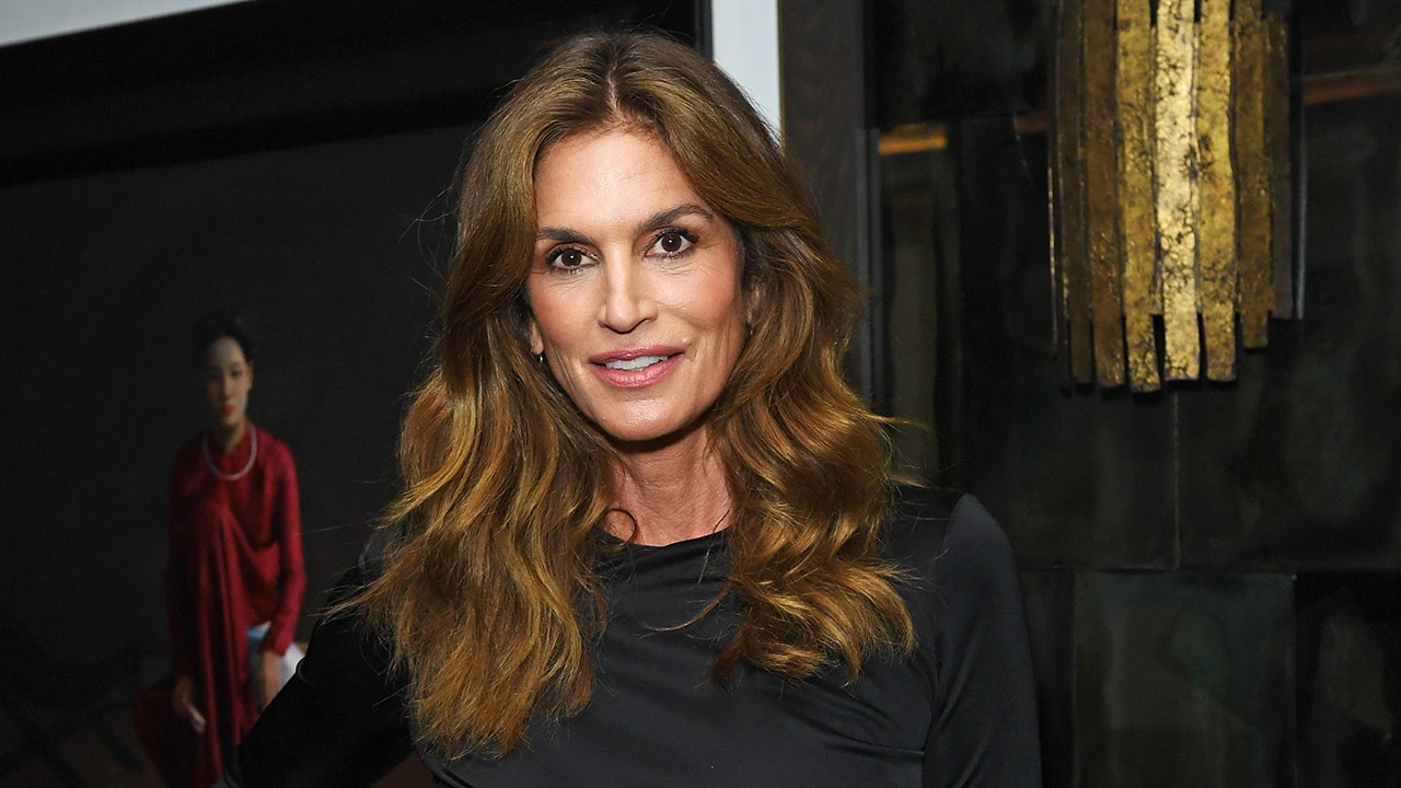 Cindy Crawford struggled with ‘survivors guilt’ following her brother’s death from leukemia [Video]